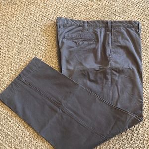 Mens Eddie Bauer khaki green straight leg pants 100% cotton , size 38” x 32”